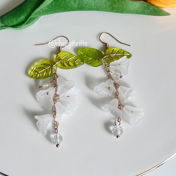 Dainty Flowers Dangly Earrings - Picture 2 of 3